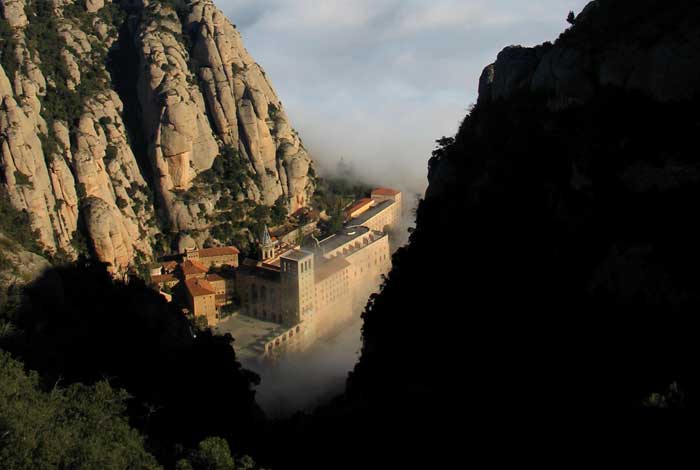 Santa Maria de Montserrat in the Clouds | Flickr: wxwillett CC BY-SA 2.0