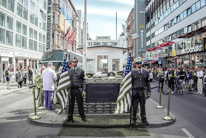Darsteller beim Checkpoint Charlie | Photo: Unsplash, yokeboy
