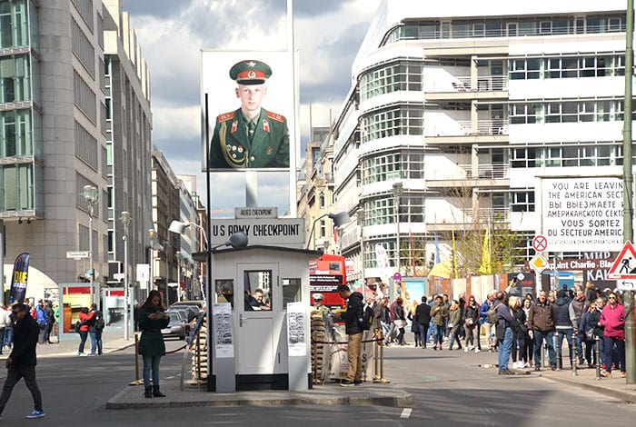 Checkpoint Charlie | Photo: Flickr, Jeanne Menjoulet - CC BY 2.0