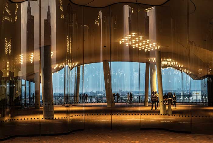 Elbphilharmonie Plaza | Flickr: Christian CC BY 2.0