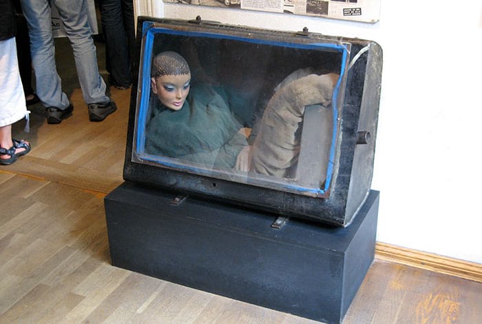 Haus am Checkpoint Charlie | Flickr: Olivier Bruchez CC BY-SA 2.0