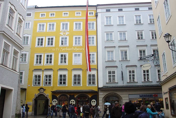 The Façade of Mozarts Geburtshaus | Flickr: Allie_Caulfield CC BY 2.0