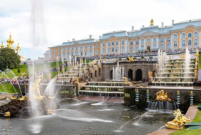 Peterhof Palace Fountains | Flickr: Ninara CC BY 2.0