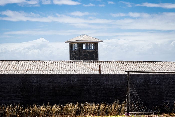 Gefängnismauern | Unsplash: Grant Durr