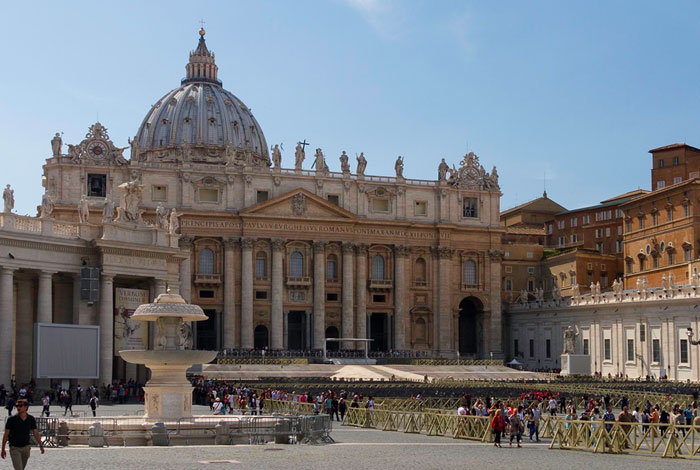 St. Peter’s Square | Photo: Mzximvs VdB CC-BY-SA 2.0